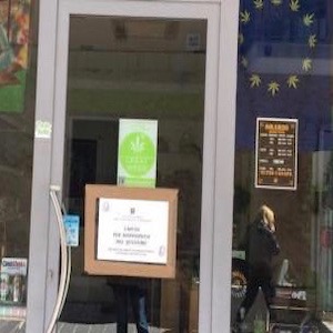 fronte del negozio chiuso a macerata